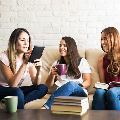 mujeres comentando libros