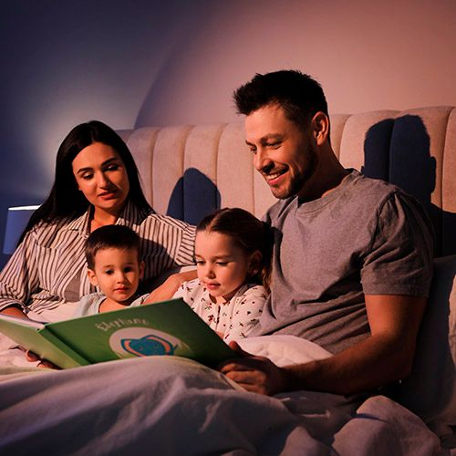 Familia leyendo un libro infantil