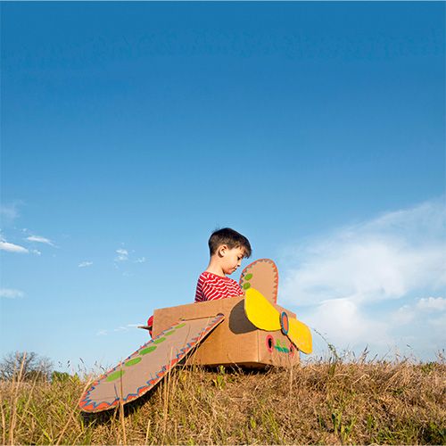 niño jugando en una caja