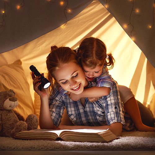 Mamá e hija leyendo un libro