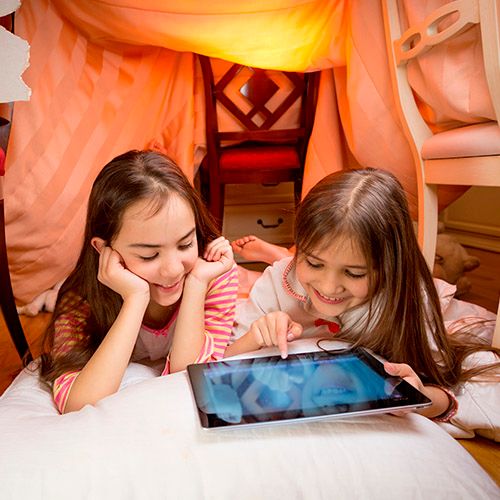 Niñas jugando con tablet