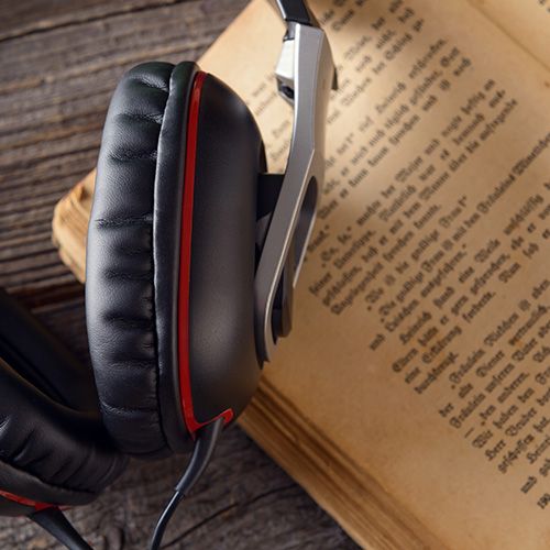 Audífonos junto a un libro