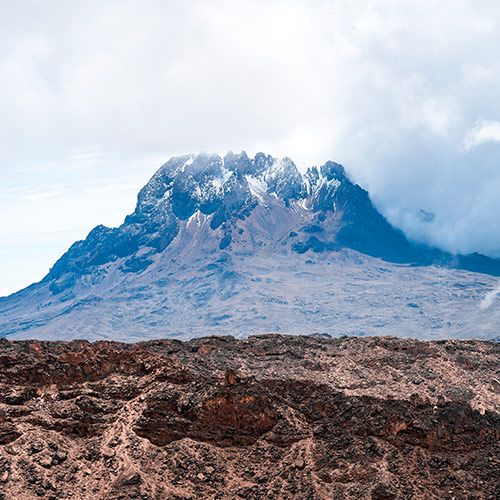 Montaña con glaciar en su pico