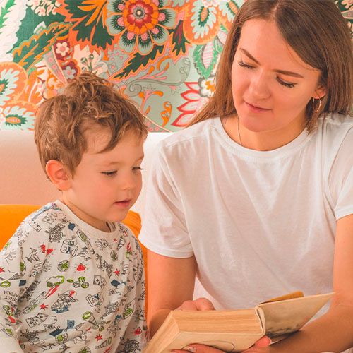 Mamá leyendo poesía a su hijo